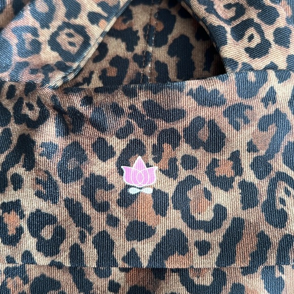 NWOT KiraGrace Kathryn Yoga Bra Animal Print Size Medium - Picture 4 of 12
